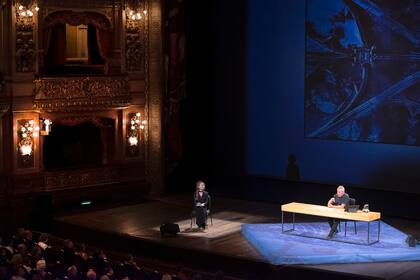 El escritor italiano Alessandro Baricco junto con la traductora Verónica Pachetti presentaron "Sobre el Tiempo y el Amor" sobre el escenario del Teatro Colón