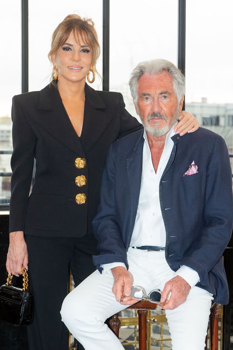 El escritor Jean-Paul Enthoven junto a su pareja Patricia Della Giovampaola,