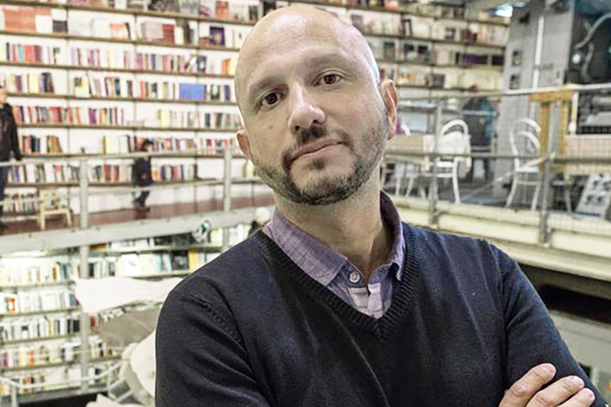 El escritor Jorge Carrión en una gran librería de Lisboa, Portugal