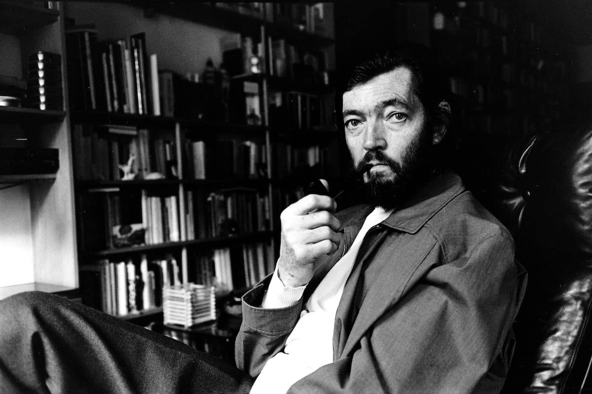 El escritor Julio Cortázar posa en su casa en Paris, el 27 de noviembre de 1978