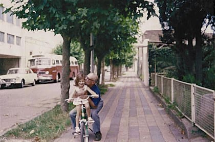 El escritor le regaló una bicicleta, y le enseñó a andar, a su nieta Luciana