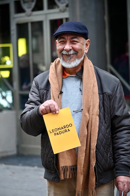 El escritor Leonardo Padura, de rumba en Barcelona