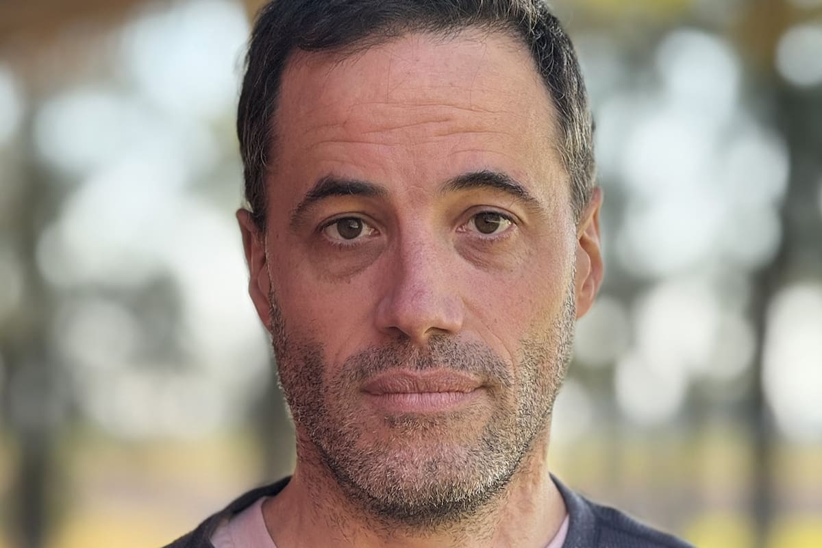 El escritor Manuel Crespo, autor de Un vidrio (Ninguna Orilla)