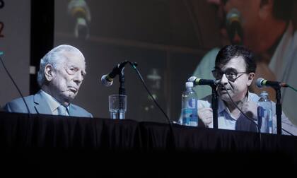 Javier Cercas, durante un encuentro con Mario Vargas Llosa en la Feria del Libro de Buenos Aires 2022