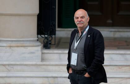 El escritor Martín Caparrós, ayer, frente al Teatro del Libertador