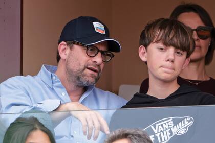 El escritor Nicolas Mathieu (en pareja con Charlotte) estuvo en una de las jornadas con su hijo, Oscar