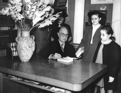 El escritor Ricardo Rojas firmando ejemplares. Los autores solían ir varios días a conversar con los lectores.