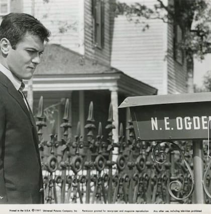 El escritor Robert Crichton escribió su vida en un libro que salió en 1959: “El gran impostor” y luego, en 1961, filmaron una película que tuvo a Tony Curtis en el papel protagónico.