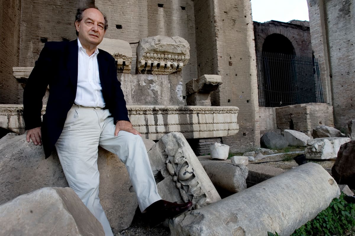 El escritor Roberto Calasso, autor de libros y de memorables contratapas