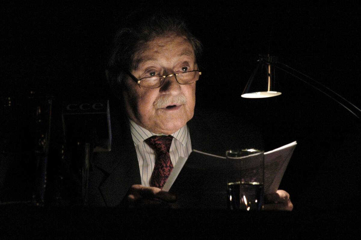 El escritor uruguayo Mario Benedetti lee algunos de sus poemas durante un homenaje en Montevideo el 16 de noviembre de 2005