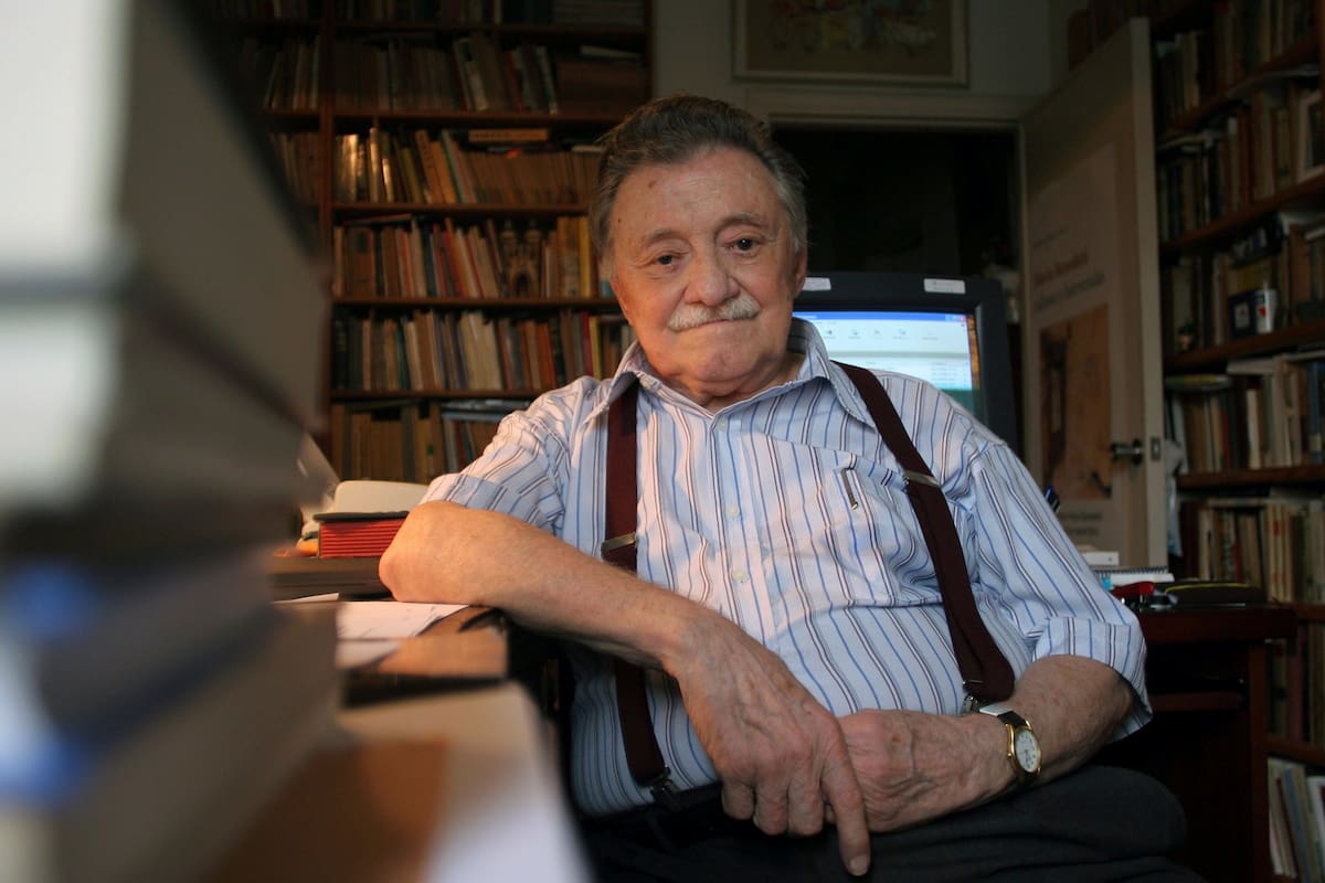 El escritor uruguayo Mario Benedetti posa en su casa de Montevideo el 7 de enero de 2007.