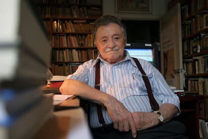 El escritor uruguayo Mario Benedetti posa en su casa de Montevideo el 7 de enero de 2007.