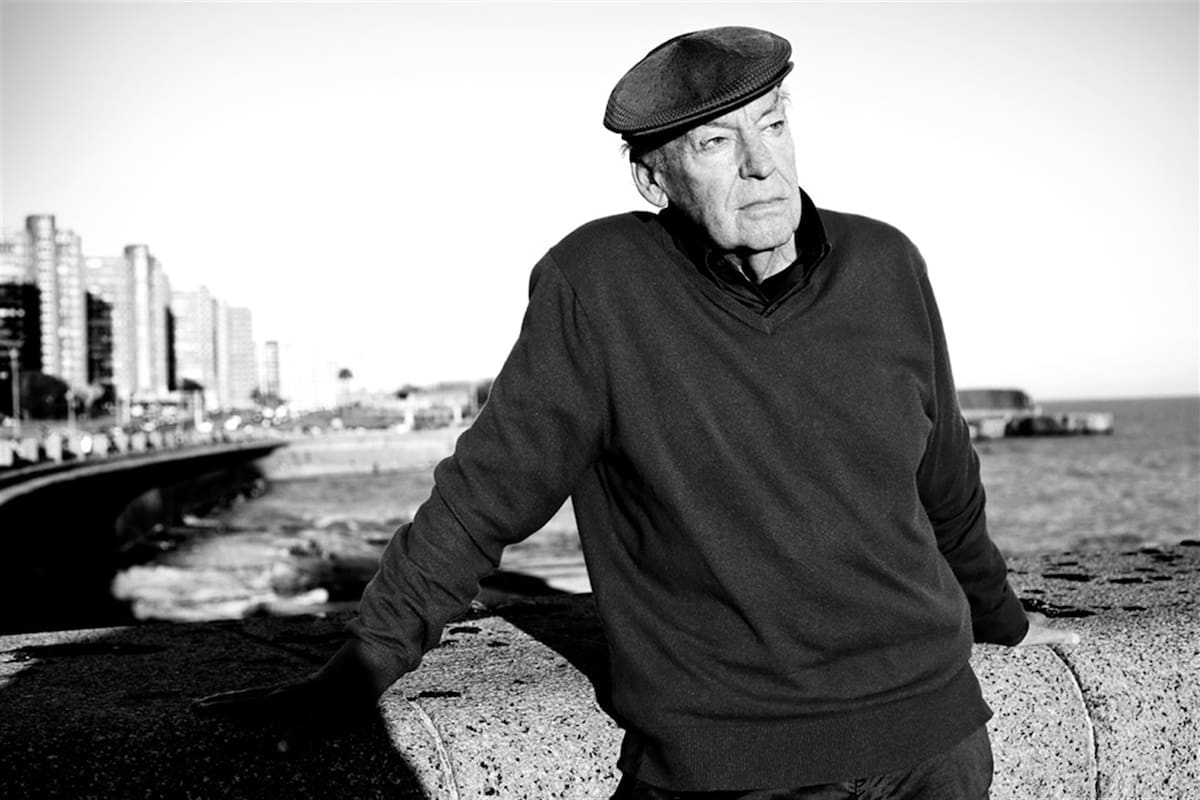 El escritor uruguayo retratado por LA NACION, en 2013, durante su última entrevista con el Diario