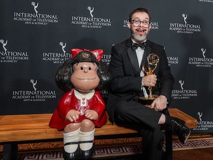El escritor y director Otto Baxter, junto a la estatua de Mafalda en los Emmys