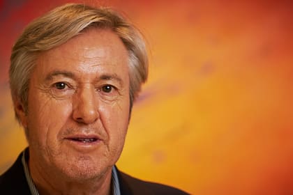 El escritor y empresario Alejandro Roemmers presenta su nueva novela juvenil en la Feria del Libro, donde tiene un stand propio