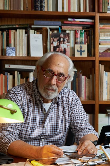 El escritor y filósofo Santiago Kovadloff en su hogar, donde los libros, la música y los recuerdos conviven apaciblemente