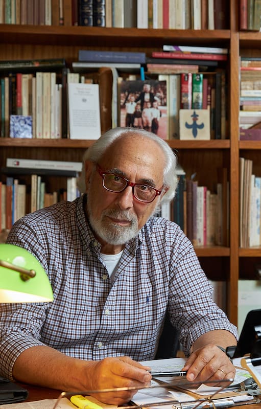 El escritor y filósofo Santiago Kovadloff en su hogar, donde los libros, la música y los recuerdos conviven apaciblemente
