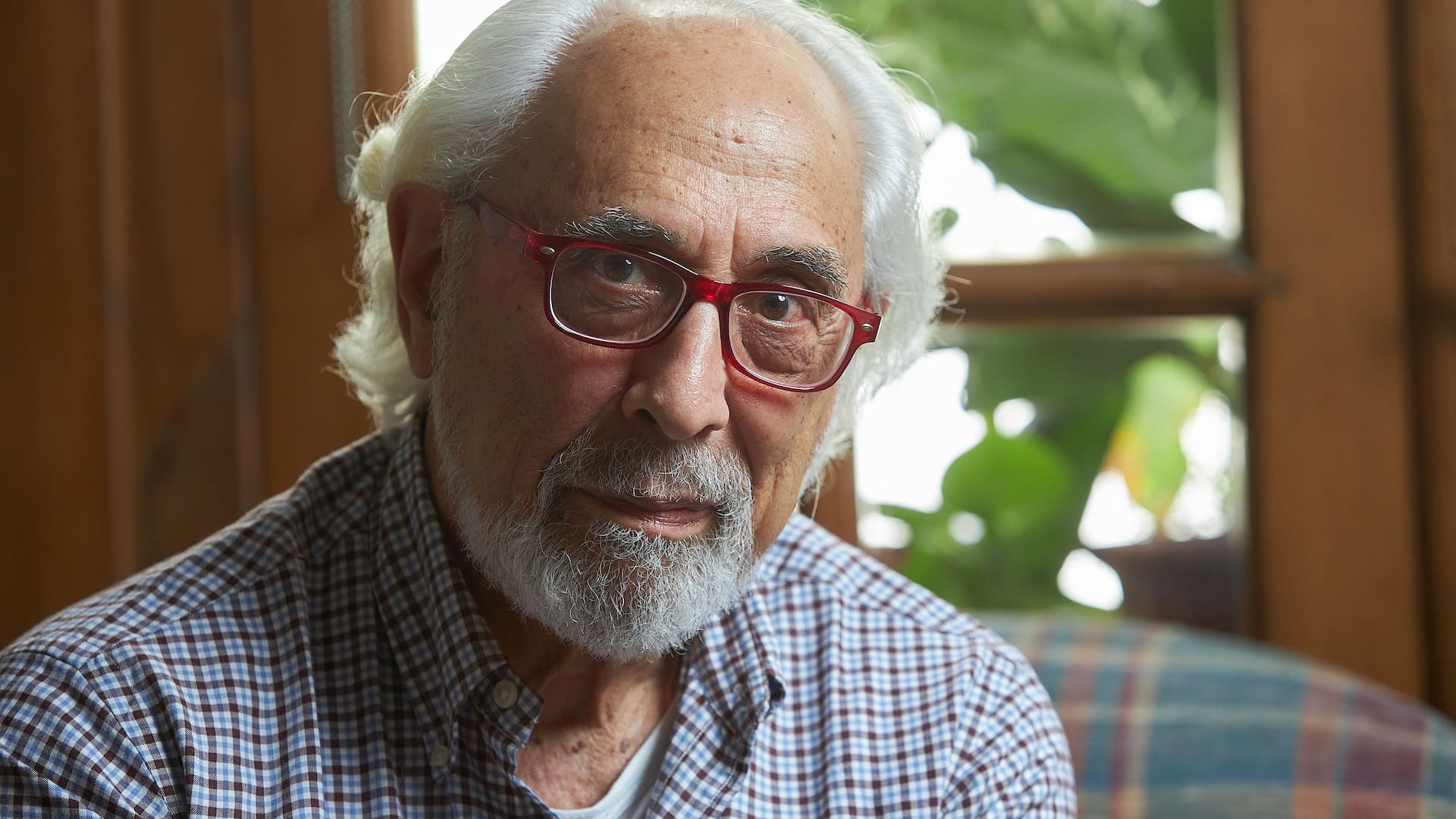 El escritor y filósofo Santiago Kovadloff en su hogar, donde los libros, la música y los recuerdos conviven apaciblemente