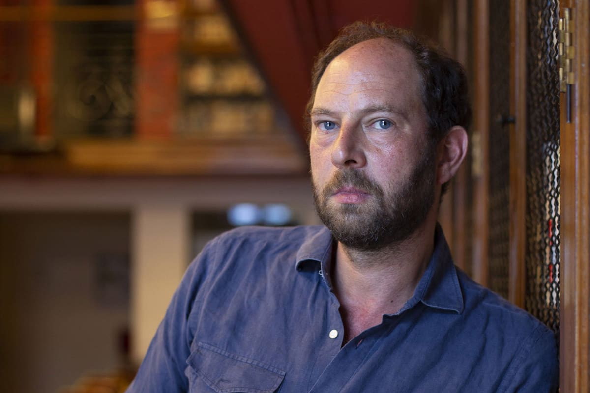 El escritor y periodista francés reivindica a los pensadores liberales del siglo XIX, cuestiona el sistema actual y dice que, en su país, los extremos políticos "están destruyendo la democracia"