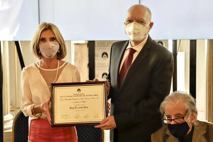 El escritor y periodista Jorge Fernández Díaz recibió este mediodía la distinción de personalidad destacada de la cultura de manos de la diputada María Luisa González Estevarena y se emocionó con las palabras de Juan José Sebreli: "Me tocó el corazón y el cerebro"