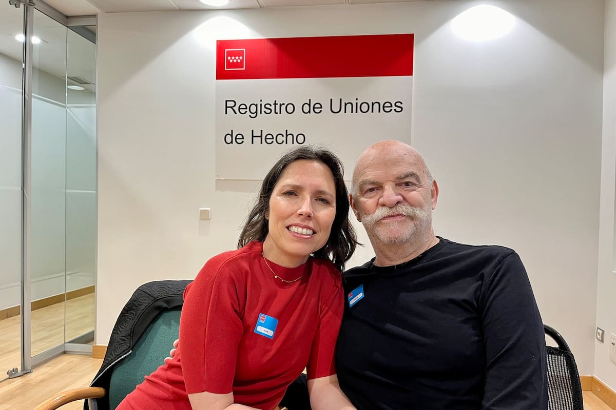 El escritor y periodista Martín Caparrós junto a su esposa, Marta Nebot.