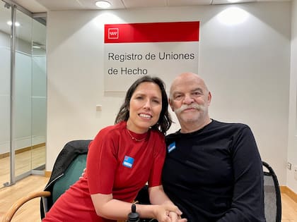 El escritor y periodista Martín Caparrós junto a su esposa, Marta Nebot