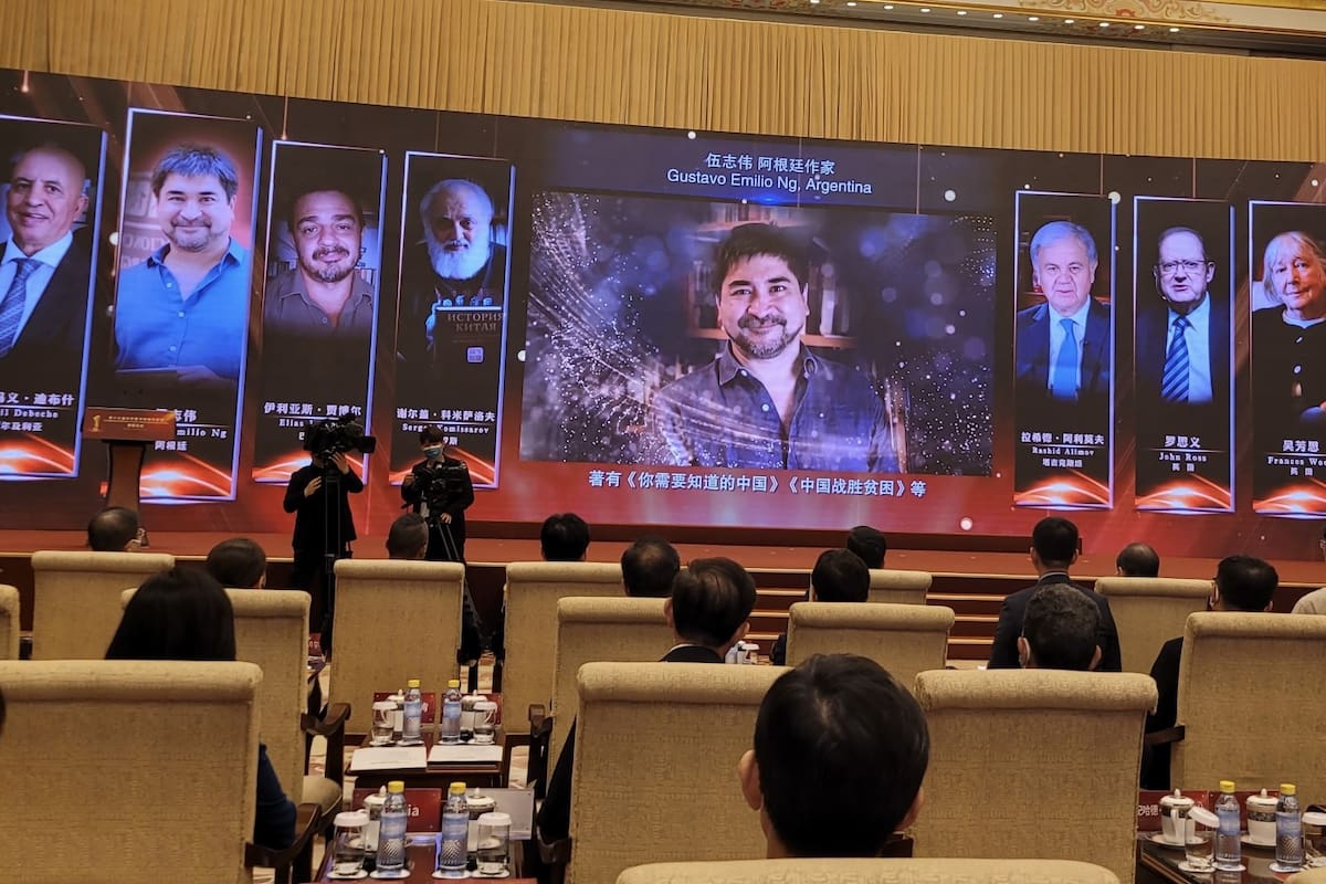 El escritor y periodista sannicoleño Gustavo Ng, premiado en la República Popular China