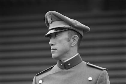 El escritor Yukio Mishima nació el 14 de enero de 1925