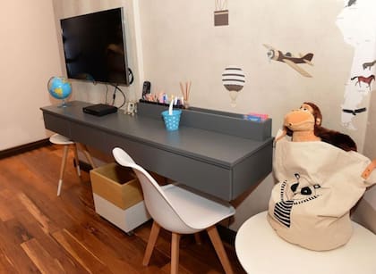 El escritorio del hijo de Lourdes Sánchez, decorado con un globo terráqueo