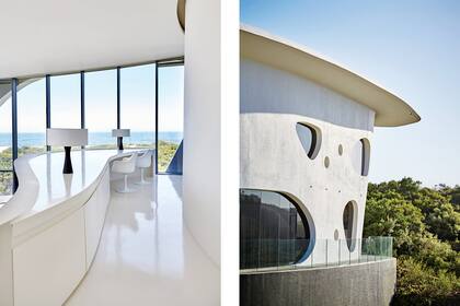 El escritorio del piso superior se hace parte de la arquitectura y ofrece una hermosa vista del mar. Lo acompañan dos sillas ‘Tulip’.