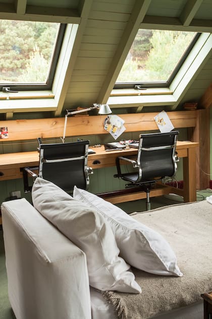 Mesa rústica acompañada por el confort del diseño de las lámparas Tolomeo y las sillas Aluminum. La luz natural que traen las ventanas de techo (Velux) resulta todo un estímulo a la hora del trabajo