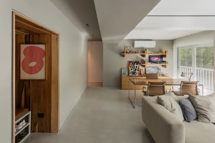 El escritorio fue el único mueble que vino de la casa anterior. Para no modificar la fachada, las aberturas son blancas del lado exterior, pero por dentro son de aluminio pulido espejo