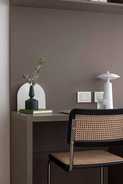 El escritorio, la cama con cajones y el mueble colgante se hicieron en el mismo material y color, estudio Vara. Silla ‘Cesca’ (Landmark).
