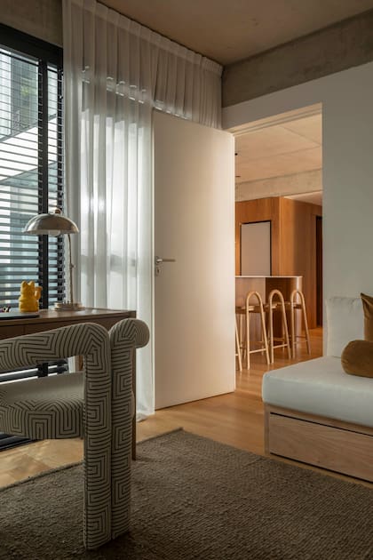 El escritorio-segunda habitación está en el lateral del espacio social.