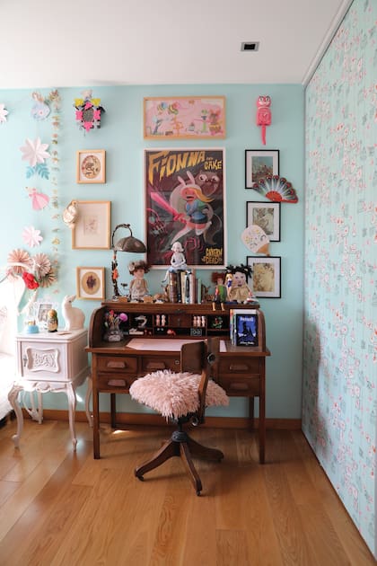 El escritorio tiene varios cajoncitos y persiana. A la silla le sumaron un almohadón en rosa.