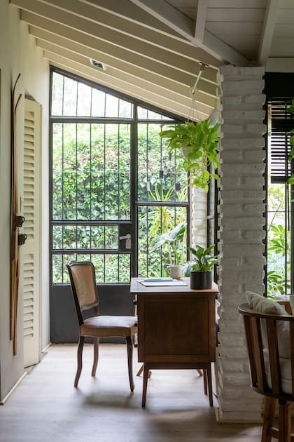 El escritorio y la silla son de herencia familiar. trabajaba. Plantas y macetas (Ciudad Naturaleza). Con una medida rápida y simple, reemplazaron el antiguo solado de lajas con un piso ‘One Click’ (L’Elité).