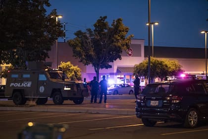 El escuadrón antibombas investigó el vehículo y el apartamento del tirador