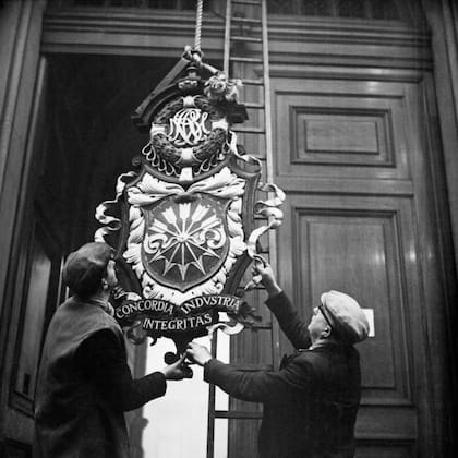 El escudo de la familia Rothschild incluye cinco flechas que representan a los cinco hijos del patriarca de la dinastía.