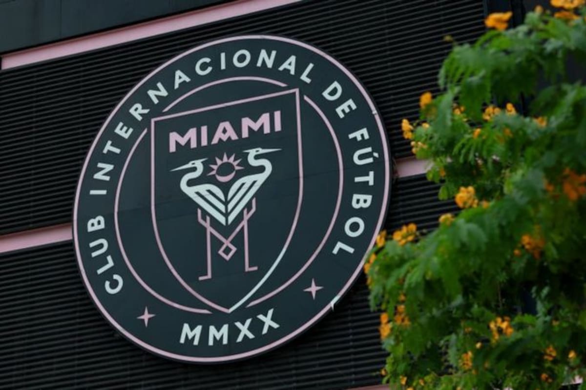 El escudo del Inter Miami, con el año de su debut en números romanos (2020)