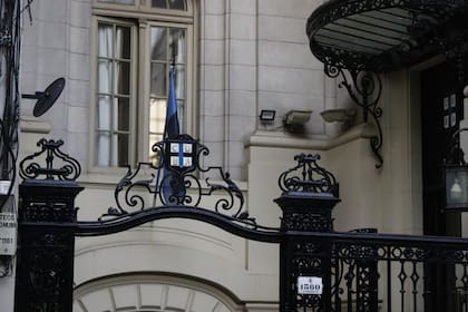 El escudo del tradicional club en el ingreso a la sede Viamonte