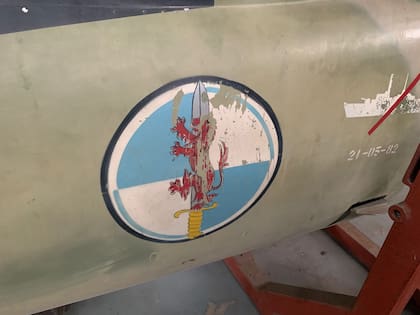 El escudo que lleva la aeronave que utilizó Crippa identifica a la Primera Escuadrilla Aeronaval de Ataque. La insignia está compuesta por un león rampante (representa vigilancia, soberanía, magnanimidad, majestad y bravura) sobre una espada (símbolo de la lanza del caballero y la justicia). Los integrantes de la escuadrilla fueron conocidos como "los leones sobre Malvinas" (Cortesía de Owen Crippa).