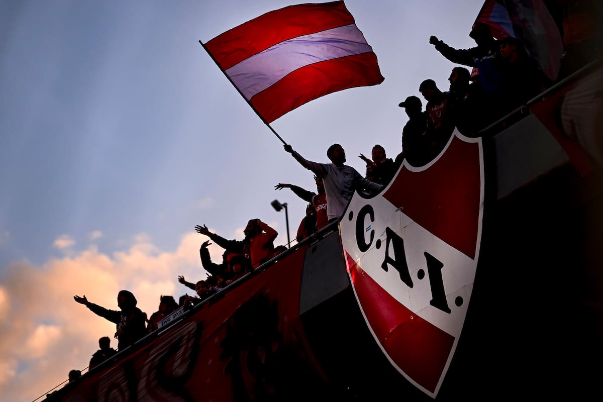 El escudo y la bandera, tesoros de Independiente que muy pocos cuidan