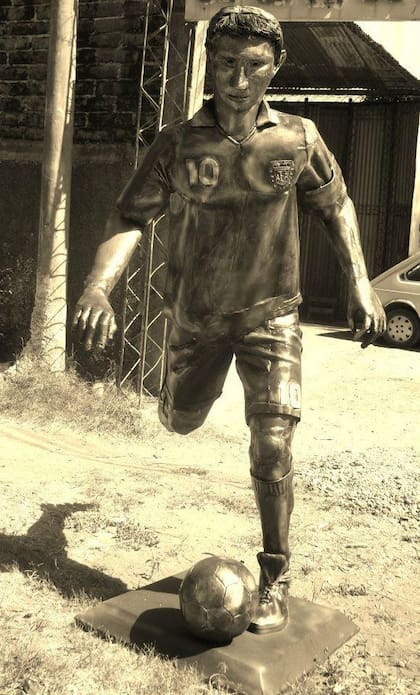 El escultor Daniel Melero hizo a Lionel Messi en hierro (Foto: Facebook)