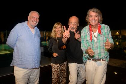 El escultor uruguayo Pablo Atchugarry, la artista plástica Cecilia Glassman y su marido, Ricardo Glassman, junto a Dotto. "Ricardo es amigo de toda la vida. La fiesta estuvo tan divina que se fue agradeciéndome emocionado. 'No sabés con la alegría con la que me voy a dormir hoy', me dijo. Pablo también se me acercó para decirme que yo era un volcán, que era la única persona que podía lograr una noche así. La pasamos bárbaro", detalló Pancho.