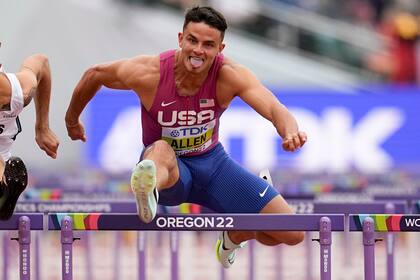 El esetadounidense Devon Allen gana la eliminatoria para los 110 metros con vallas en el Mundial de Atletismo, el sábado 16 de julio de 2022, en Eugene, Oregon (AP Foto/Ashley Landis)