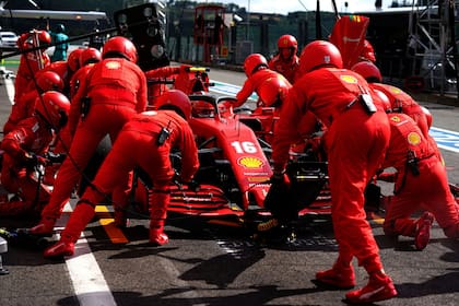 El esfuerzo de los mecánicos y el talento de Charles Leclerc, virtudes insuficientes para disimular la debacle de Ferrari