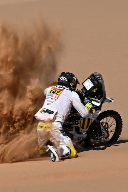 El eslovaco Stefan Svitko entierra su moto en la arena y exige la potencia del impulsor para recuperar la marcha; el piloto cumple su quinta experiencia en territorio saudita y la decimoquinta participación en el Dakar.