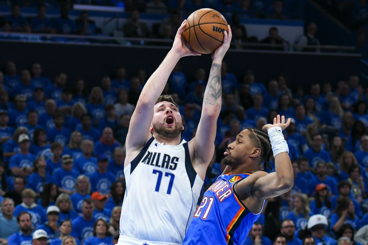 El esloveno Luka Doncic, de los Mavericks de Dallas, salta para encestar ante Aaron Wiggins, del Thunder de Oklahoma City, en el segundo partido de la semifinal de la Conferencia Oeste, el jueves 9 de mayo de 2024 (AP Foto/Kyle Phillips)