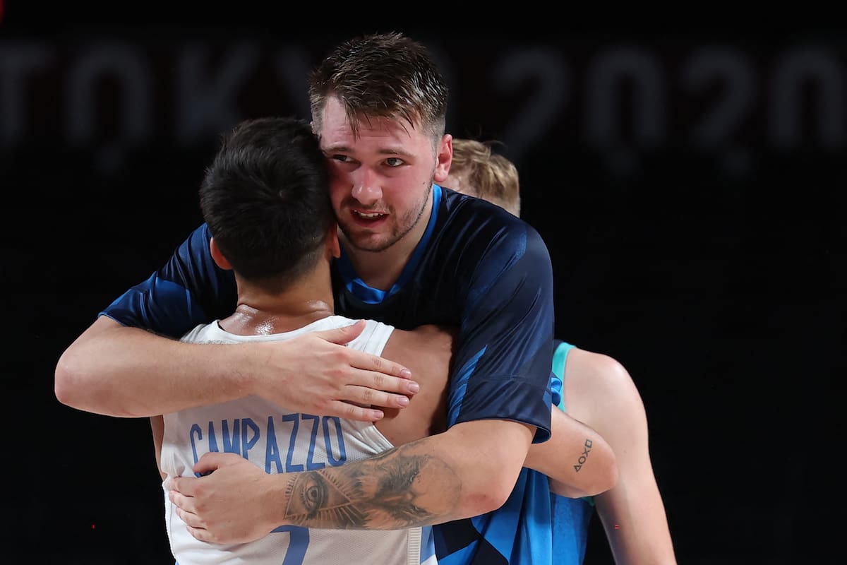 El esloveno Luka Doncic (derecha) abraza al argentino Facundo Campazzo después del partido de baloncesto de la ronda preliminar masculina del grupo C entre Argentina y Eslovenia durante los Juegos Olímpicos de Tokio 2020 en el Saitama Super Arena en Saitama el 26 de julio de 2021