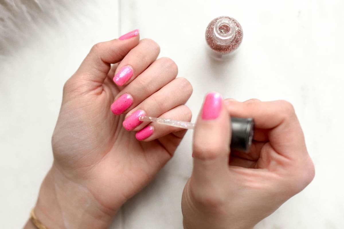El esmalte de uñas espeso puede arreglarse